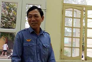 Cứu em bé trên đường ray, lái tàu nhận quyết định kỷ luật - Ảnh 1.