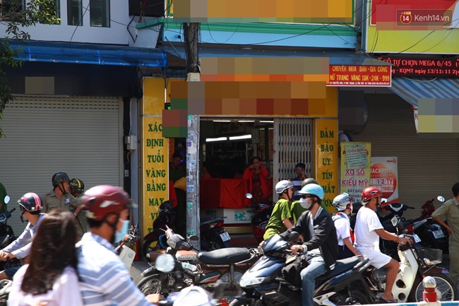 Trích xuất camera truy bắt nghi phạm dọa đốt tiệm vàng xin đểu 200 triệu ở Sài Gòn - Ảnh 1.