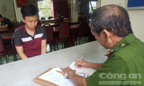 T&ecirc;n cướp xin ph&oacute;ng vi&ecirc;n đăng h&igrave;nh đẹp để mẹ nh&igrave;n v&agrave;o đỡ nhớ! - Ảnh 1.
