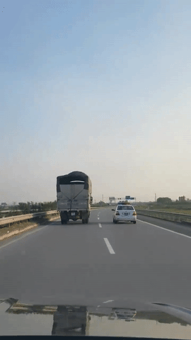 Clip: Xe CSGT rượt đuổi bất thành xe tải trên cao tốc Hà Nội - Lào Cai - Ảnh 2.