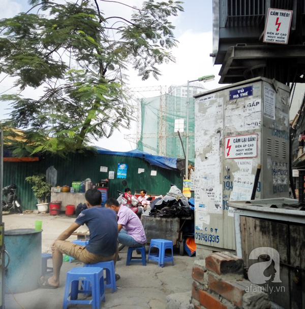 Người Hà Nội vẫn vô tư ngồi trà đá, bán hàng ngay trạm biến áp sau vụ nổ tại Trưng Nhị - Ảnh 2.