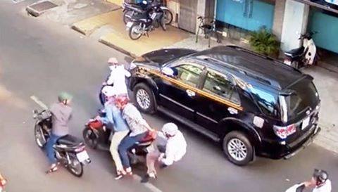 Hai cô gái 16 tuổi chặn đường, chém tới tấp một phụ nữ ở Sài Gòn để cướp xe máy - Ảnh 1.