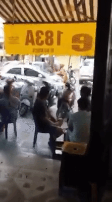 Clip: Bị thổi phạt vì vi phạm, tài xế ô tô đâm CSGT trên đường phố Hà Nội rồi bỏ chạy - Ảnh 2.
