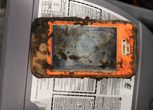 Ngâm mình dưới hồ tận 1 năm trời, iPhone 4 vẫn sống sót kỳ diệu - Ảnh 1.