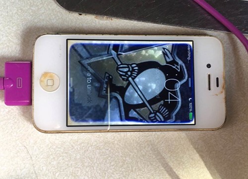 Ngâm mình dưới hồ tận 1 năm trời, iPhone 4 vẫn sống sót kỳ diệu - Ảnh 2.