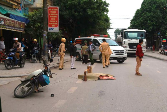 Chồng chết lặng nh&igrave;n thi thể vợ bị xe tải c&aacute;n - Ảnh 1.
