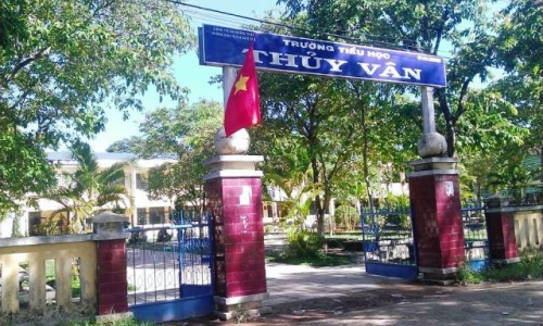 Cuộc sống tủi hổ của c&ocirc; gi&aacute;o bị đ&aacute;nh đập tr&ecirc;n bục giảng - Ảnh 1.
