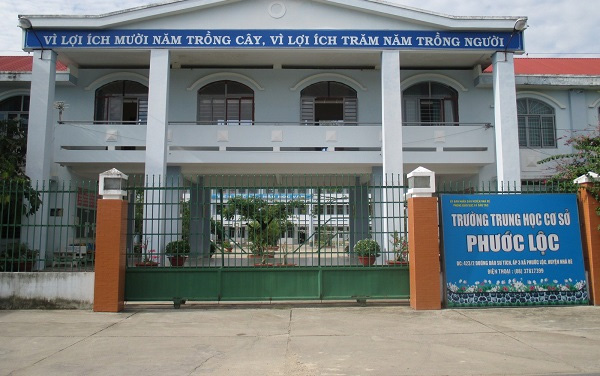 TP.HCM: 18 học sinh nghi ngộ độc do uống sữa phát miễn phí trước cổng trường - Ảnh 1.