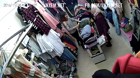Xôn xao clip bà lão U70 vào cửa hàng thời trang trộm quần áo - Ảnh 2.