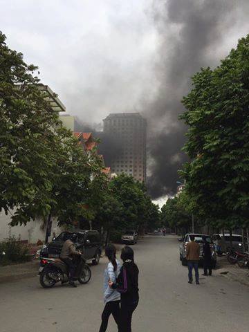 Hà Nội: Cháy tại khu đô thị Xa La, khói đen bốc cao hàng chục mét - Ảnh 2.