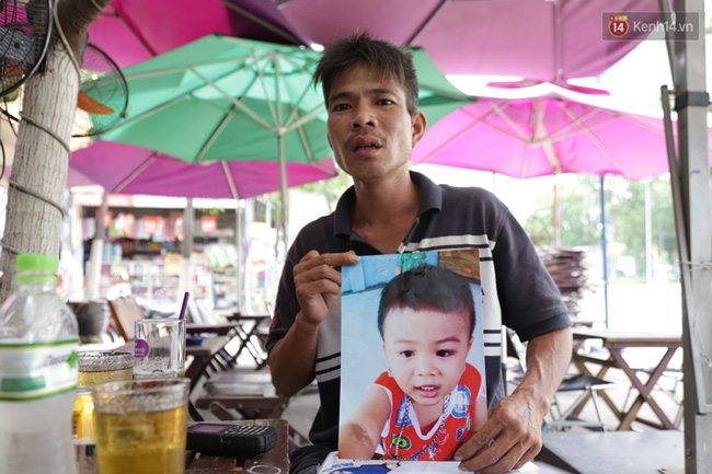 Vụ cha quỳ lạy ngoài đường tìm con trai mất tích: Cháu bé đang sống cùng mẹ ruột ở Đồng Nai - Ảnh 1.