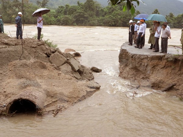 Tìm thấy thi thể phó chủ tịch xã bị lũ cuốn cả người và xe ở Bình Định - Ảnh 1.