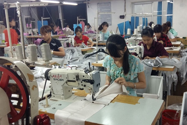 Dự b&aacute;o thưởng Tết 2017 nhỉnh hơn năm ngo&aacute;i - Ảnh 1.