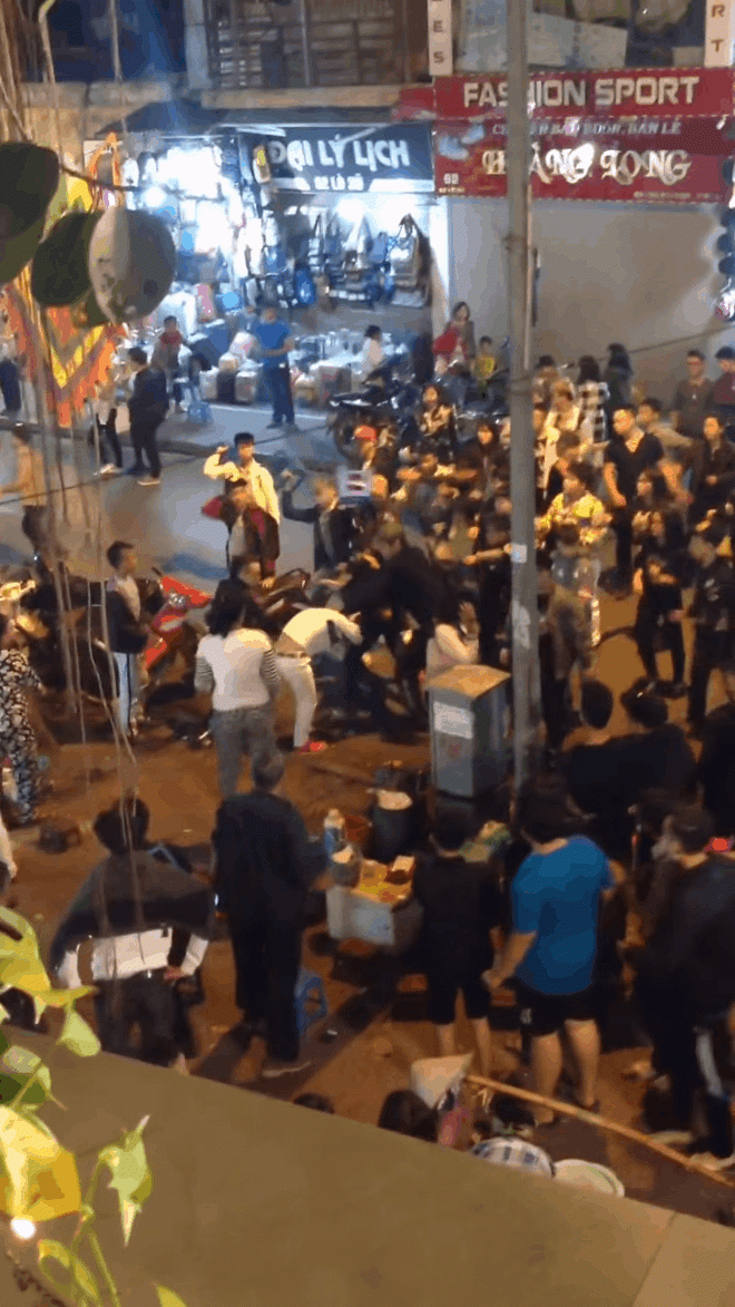 Hà Nội: Hai nhóm thanh niên lao vào ẩu đả tại phố đi bộ, nhiều người đi đường hoảng hốt - Ảnh 1.