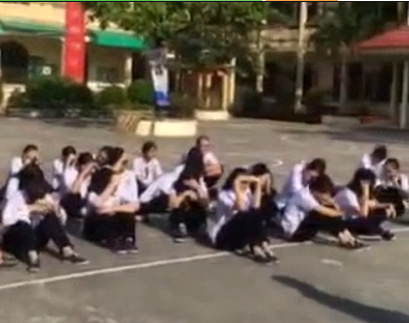 Giáo viên phạt học sinh chạy 10 vòng sân trường và ngồi giữa trời nắng - Ảnh 1.