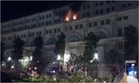 Cháy khách sạn Union Square trên phố đi bộ Nguyễn Huệ lúc rạng sáng - Ảnh 1.