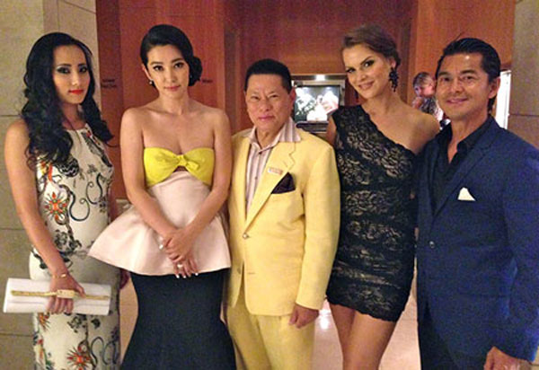 Ông Hoàng Kiều chụp ảnh cùng Lý Băng Băng trong buổi tiệc Hoa hậu Thế Giới.