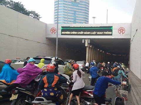 H&agrave; Nội: Dầu đổ loang ra đường, h&agrave;ng chục phương tiện vồ ếch dưới hầm Kim Li&ecirc;n - Ảnh 1.
