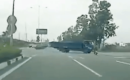 Clip: Va chạm tr&ecirc;n đường, nam thanh ni&ecirc;n điều khiển xe m&aacute;y lao thẳng v&agrave;o gầm xe tải  - Ảnh 2.