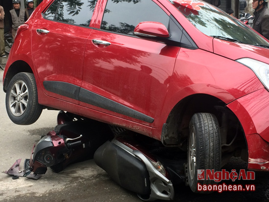 Đi ăn cưới về, xe &ocirc; t&ocirc; g&acirc;y tai nạn với 2 xe m&aacute;y - Ảnh 2.