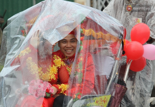 Lãng mạn đám cưới tập thể dưới mưa của các cặp đôi công nhân nghèo ở Đà Nẵng - Ảnh 7.