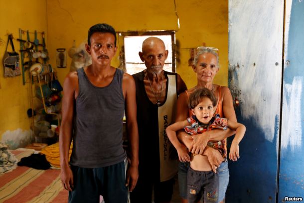 Venezuela: Nhiều gia đình phải cho con cái vì khủng hoảng kinh tế - Ảnh 1.