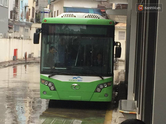 Xử phạt nguội phương tiện đi vào làn xe buýt nhanh BRT ở Hà Nội - Ảnh 1.