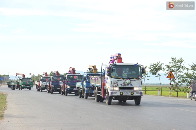 Đám cưới đón dâu bằng đoàn xe taxi cực dễ thương - Ảnh 4.