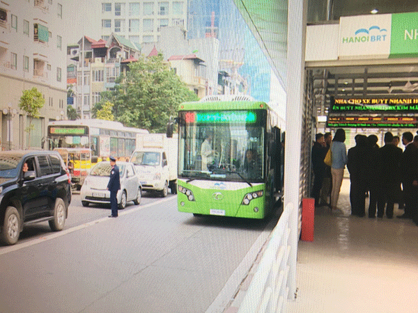 Phạt 1,2 triệu đồng ô tô lấn làn buýt nhanh BRT - Ảnh 1.