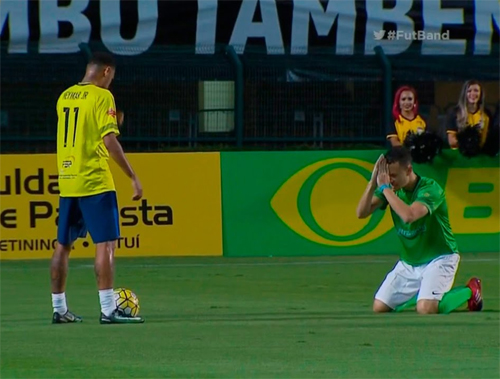Đối thủ quỳ lạy, chắp tay cầu xin Neymar ngừng lừa bóng - Ảnh 2.