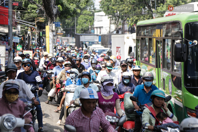 Chuyên gia giao thông nói về nạn kẹt xe ở Sài Gòn: Chọn xe buýt hoặc xe máy chứ không thể có cả hai - Ảnh 2.