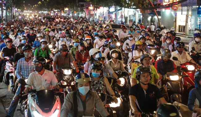 Chuyên gia giao thông nói về nạn kẹt xe ở Sài Gòn: Chọn xe buýt hoặc xe máy chứ không thể có cả hai - Ảnh 3.