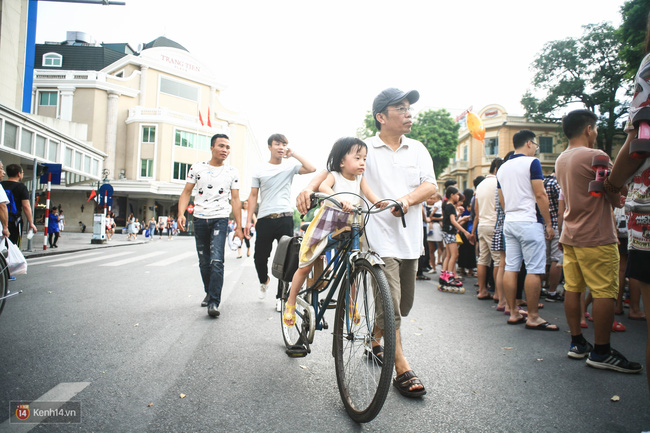 Sau 4 tháng, phố đi bộ đã trở nên không thể thiếu trong lịch ăn chơi cuối tuần của người Hà Nội! - Ảnh 8.