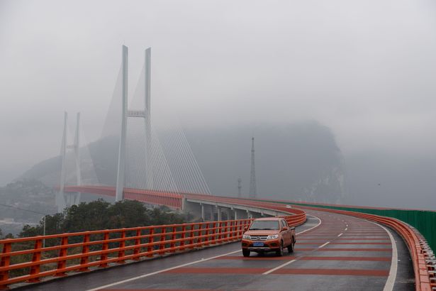 Nếu sợ độ cao, tốt nhất bạn đừng nên thử đi qua cây cầu cao nhất thế giới ở Trung Quốc này! - Ảnh 2.