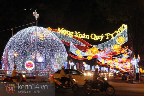 Cách trang trí đường phố: Trang trí đường phố không chỉ là nghệ thuật, mà còn là khoa học. Từ biên tập màu sắc cho đến sắp xếp những bộ đôi hoàn hảo của đèn đường, người ta thường sử dụng các kỹ thuật tiên tiến nhất để tạo ra một không gian độc đáo đầy màu sắc và sống động. Chúng tôi sẽ chia sẻ với bạn những kỹ thuật trang trí đường phố độc đáo nhất và ấn tượng nhất, giúp bạn có thể tạo ra một không gian đáng nhớ.