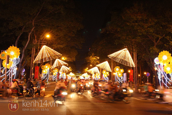 Sài Gòn đã thay đổi cách trang trí đường phố dịp Tết như thế nào trong 5 năm qua? - Ảnh 4.