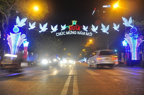 Sài Gòn đã thay đổi cách trang trí đường phố dịp Tết như thế nào trong 5 năm qua? - Ảnh 7.