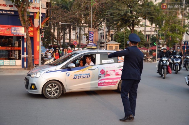 Cấm taxi chạy trong giờ cao điểm trên tuyến đường có BRT: Nhiều bất tiện cho cả tài xế và khách hàng - Ảnh 2.