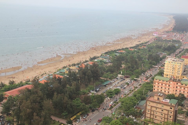 Chùm ảnh: Những bãi biển ngột ngạt và đông như nêm trong kì nghỉ lễ - Ảnh 9.