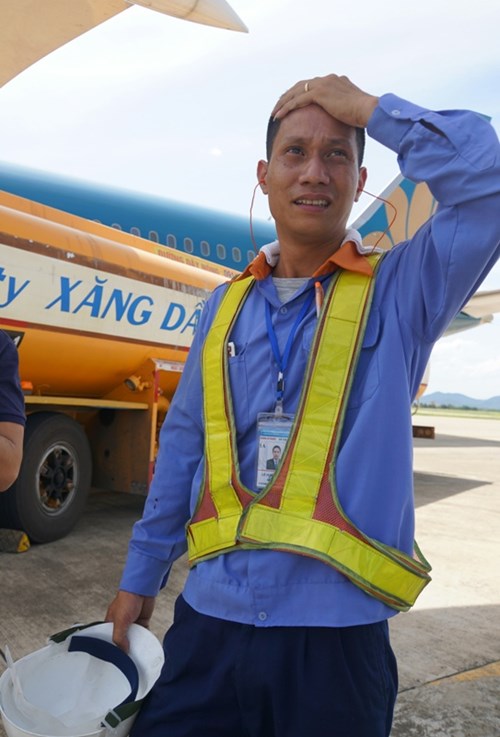 Cảm thương c&ocirc;ng nh&acirc;n l&agrave;m việc dưới nắng như thi&ecirc;u ở s&acirc;n bay - Ảnh 10.