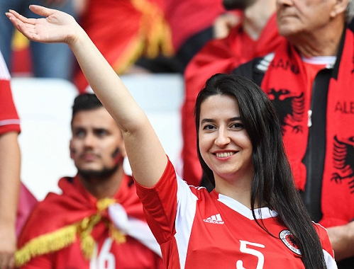 Fan nữ Albania tiếp tục đại náo trên khán đài - Ảnh 10.