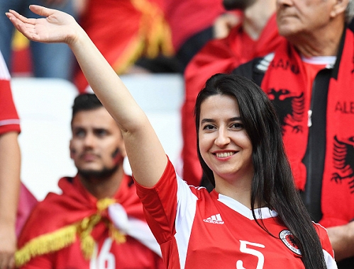 Fan nữ Albania tiếp tục đại n&aacute;o tr&ecirc;n kh&aacute;n đ&agrave;i - Ảnh 10.