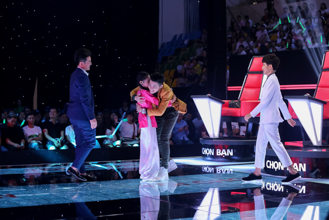 The Voice Kids: Noo Phước Thịnh - Đông Nhi liên tục chặt chém, quyết không nhường nhau để giành thí sinh - Ảnh 17.