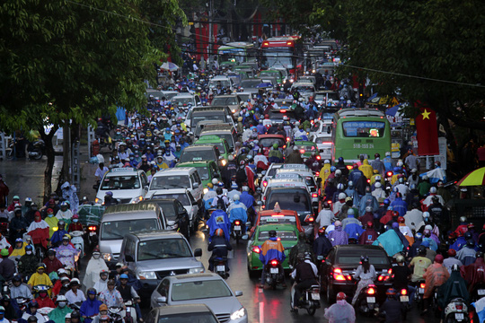 Kẹt xe kinh hoàng, người Sài Gòn chết lặng dưới cơn mưa - Ảnh 10.