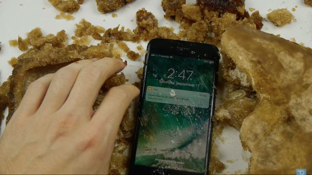 Ngâm nước là chuyện nhỏ, iPhone 7 còn có thể lặn trong Coca Cola tận 17 tiếng - Ảnh 4.