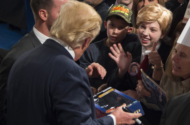 Khoảnh khắc hóm hỉnh khi Tổng thống Barack Obama và Donald Trump chơi với trẻ nhỏ - Ảnh 21.