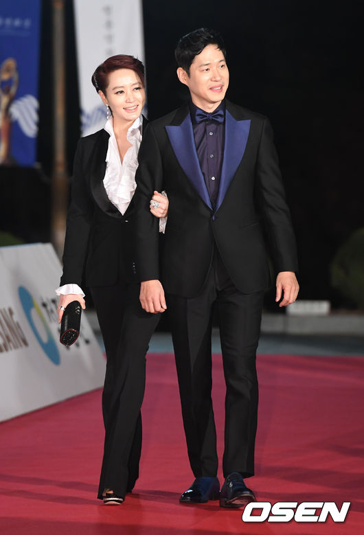 Son Ye Jin trễ nải gợi cảm, Seo Kang Joon sánh đôi Kang Hana trên thảm đỏ Rồng Xanh - Ảnh 11.