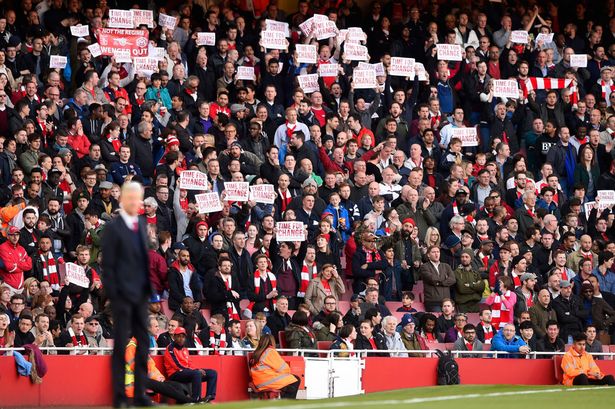 CĐV Arsenal biểu tình chưa từng có đòi đuổi HLV Wenger - Ảnh 11.