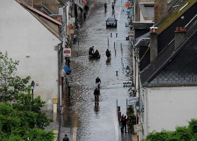 Paris chìm trong trận lụt lớn nhất 100 năm qua - Ảnh 10.