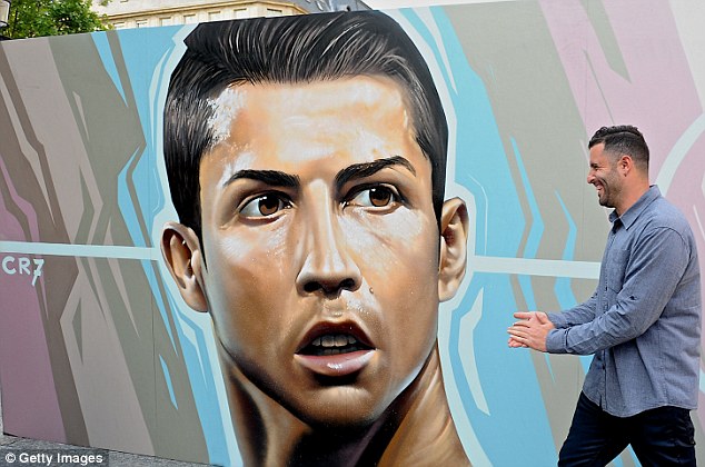 11 cầu thủ vĩ đại nhất lịch sử Euro qua nét vẽ nghệ thuật graffiti - Ảnh 9.
